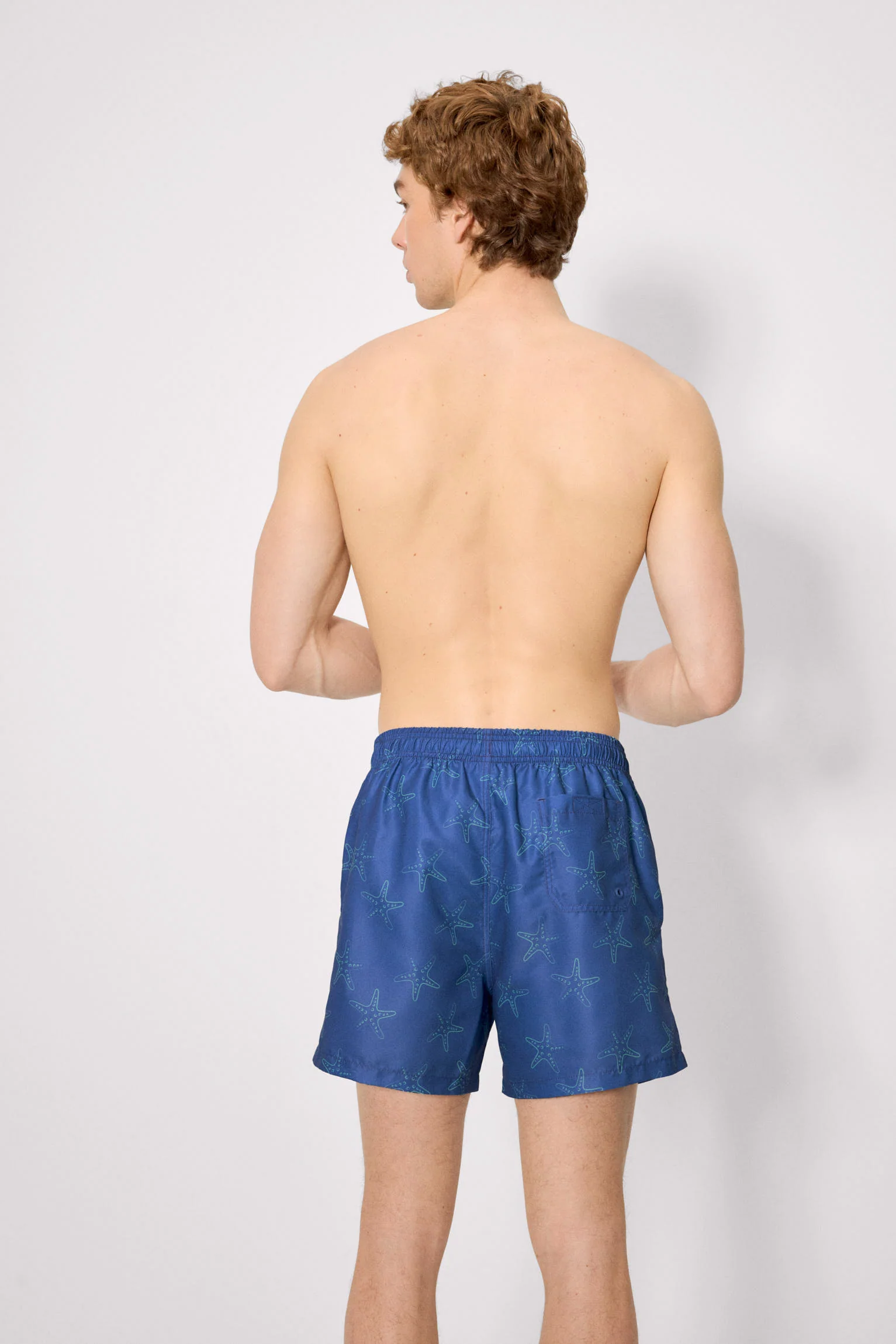 Costume da bagno di media lunghezza con stampa a stelle marine in blu - immagine 3